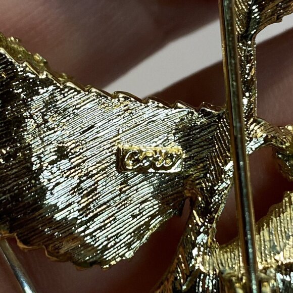 Vintage 1940's Coro Gold Plated Five Leaves Berry Brooch Pin - Picture 7 of 9